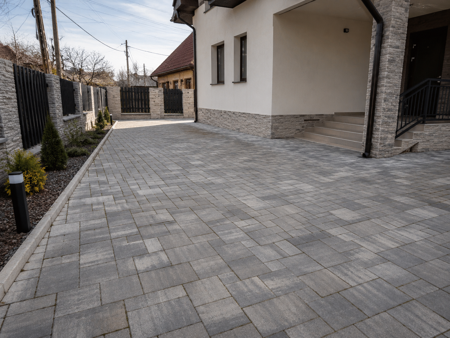 Curte rezidențială cu pavele